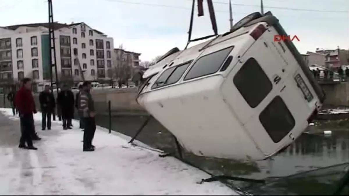 Yozgat Minibüs Dereye Uçtu 2 Yaralı