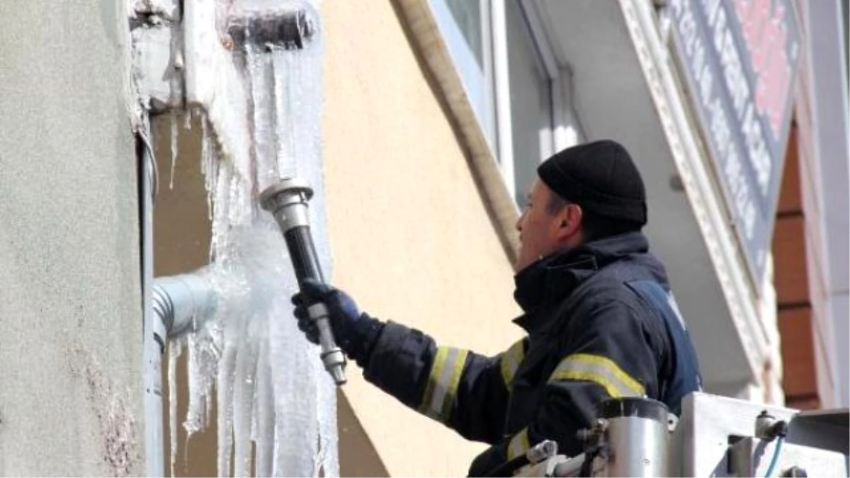 Yüksek Katlı Binalardaki Buz Sarkıtları Temizleniyor