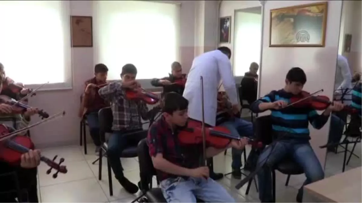 Bağımsız Orkestra" Sahnede