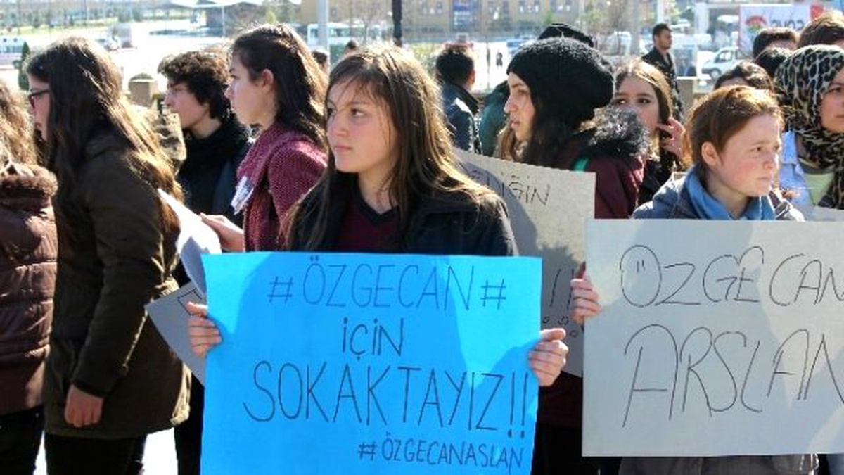 Çarşamba\'da Kız Öğrenciler Özgecan İçin Yürüdü