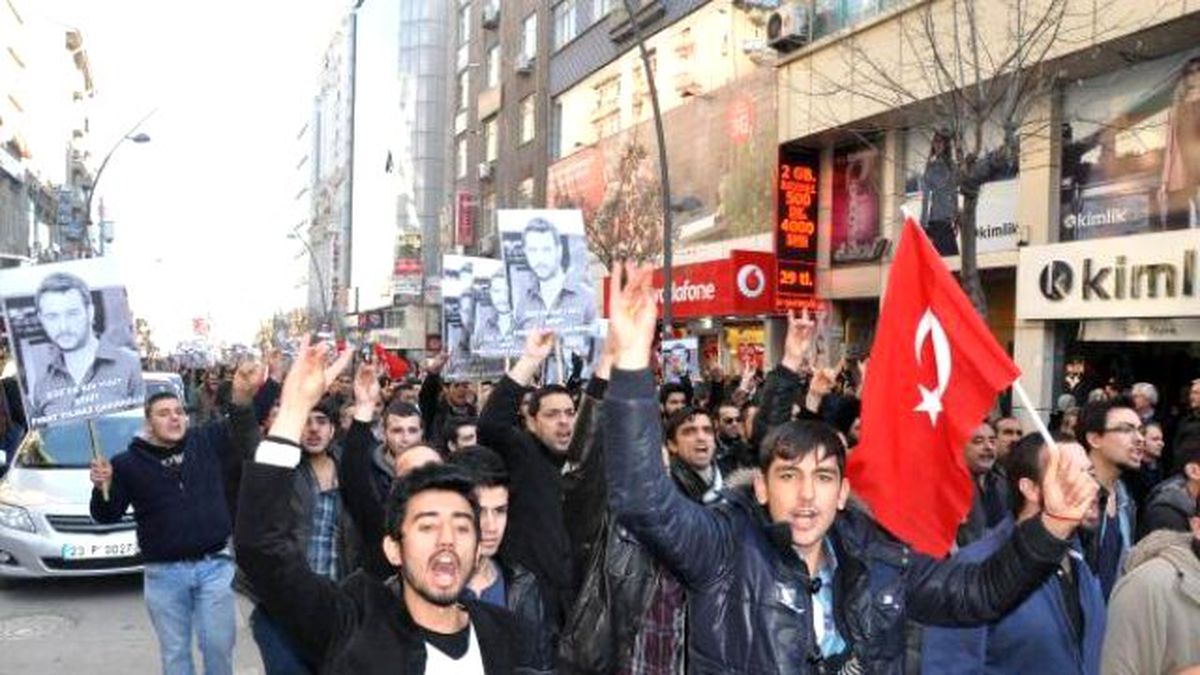 Elazığ\'da Ülkücü Çakıroğlu İçin 10 Bin Kişi Yürüdü