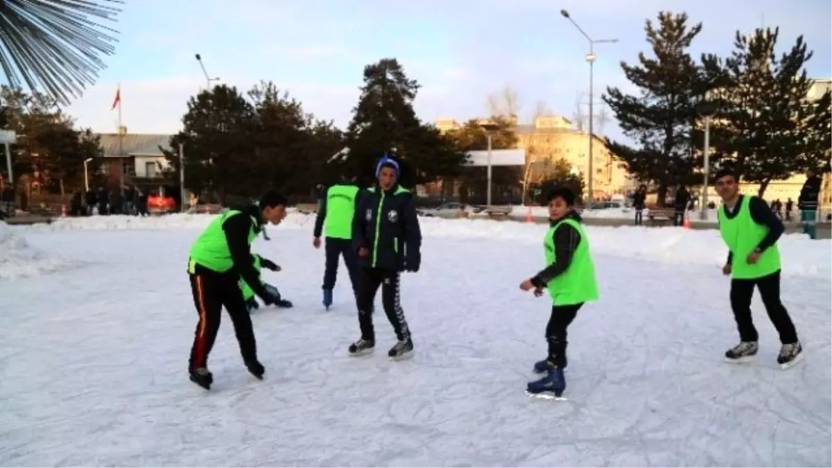 Erzurum Büyükşehir Belediyesi\'nden \'Buz Pateni Şöleni\'