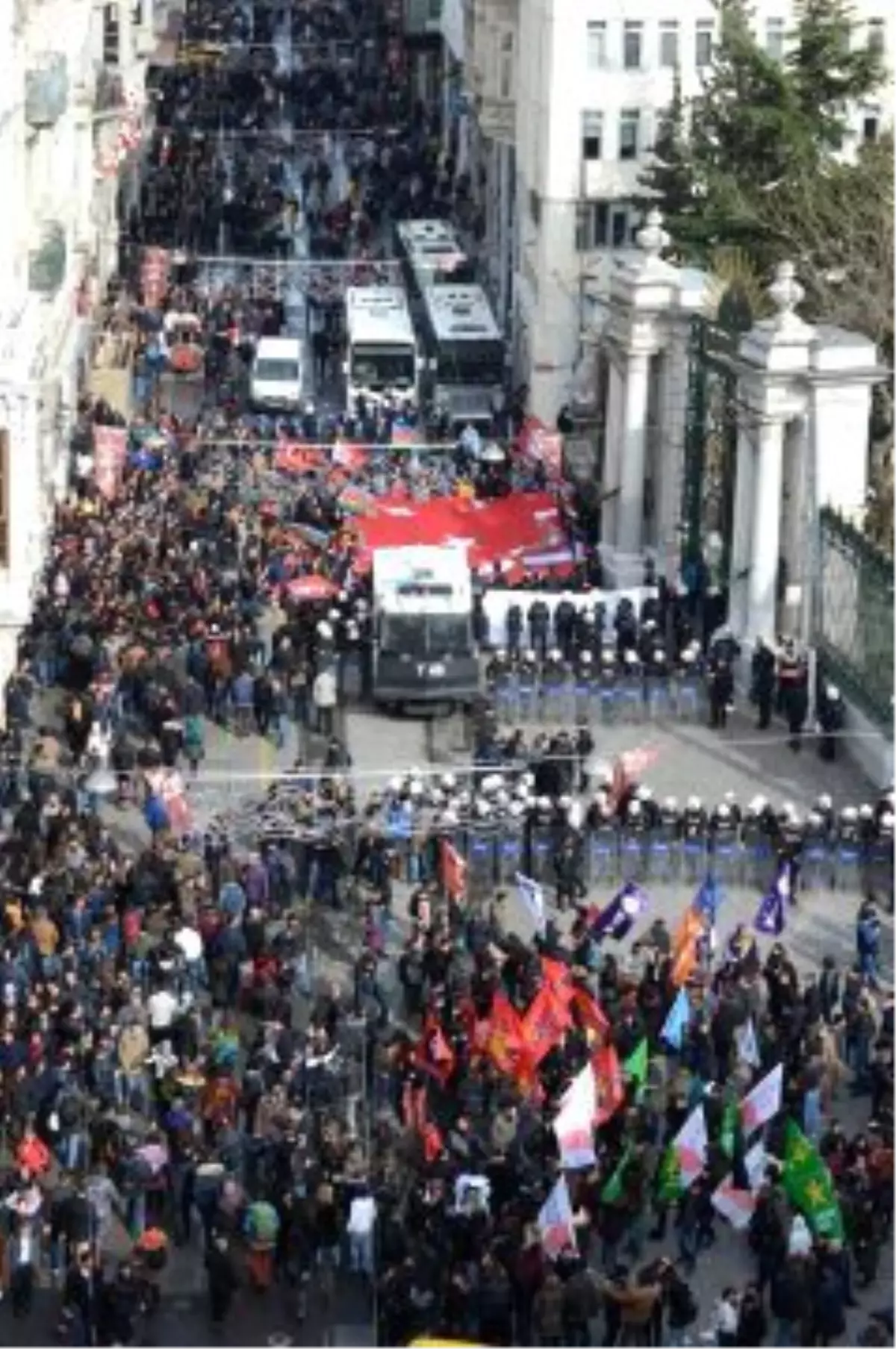 İstiklal Caddesi\'nde Eylemci Gruplar Arasına Polis Barikatı