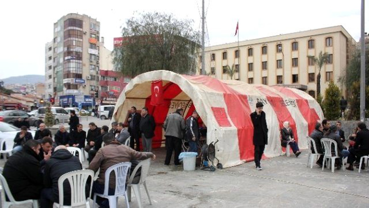 İzmir\'de Ölen Ülkücü Genç İçin Taziye Çadırı Kuruldu