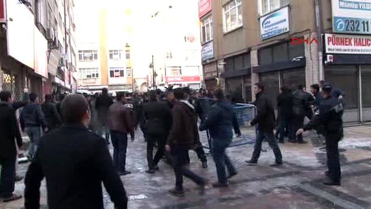 Kayseri\'deki Fırat Yılmaz Çakıroğlu Anmasında Gerginlik
