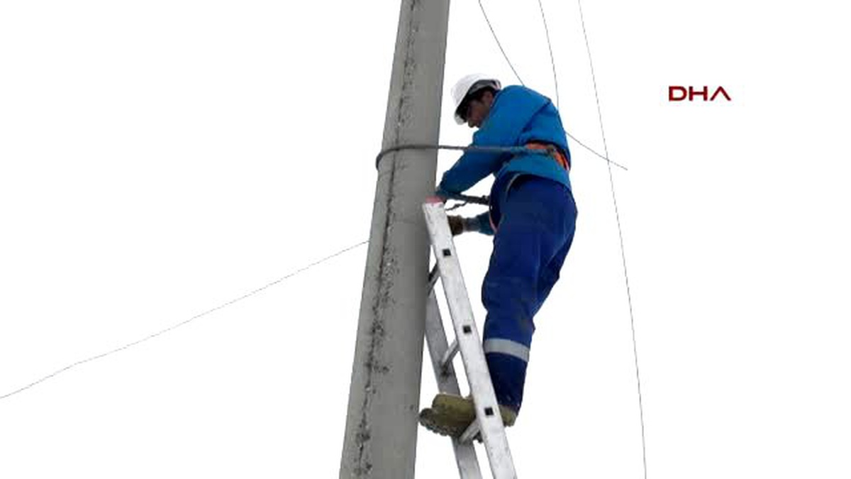 Muş Vedaş Ekipleri Köylere Elektrik Vermeye Çalışıyor