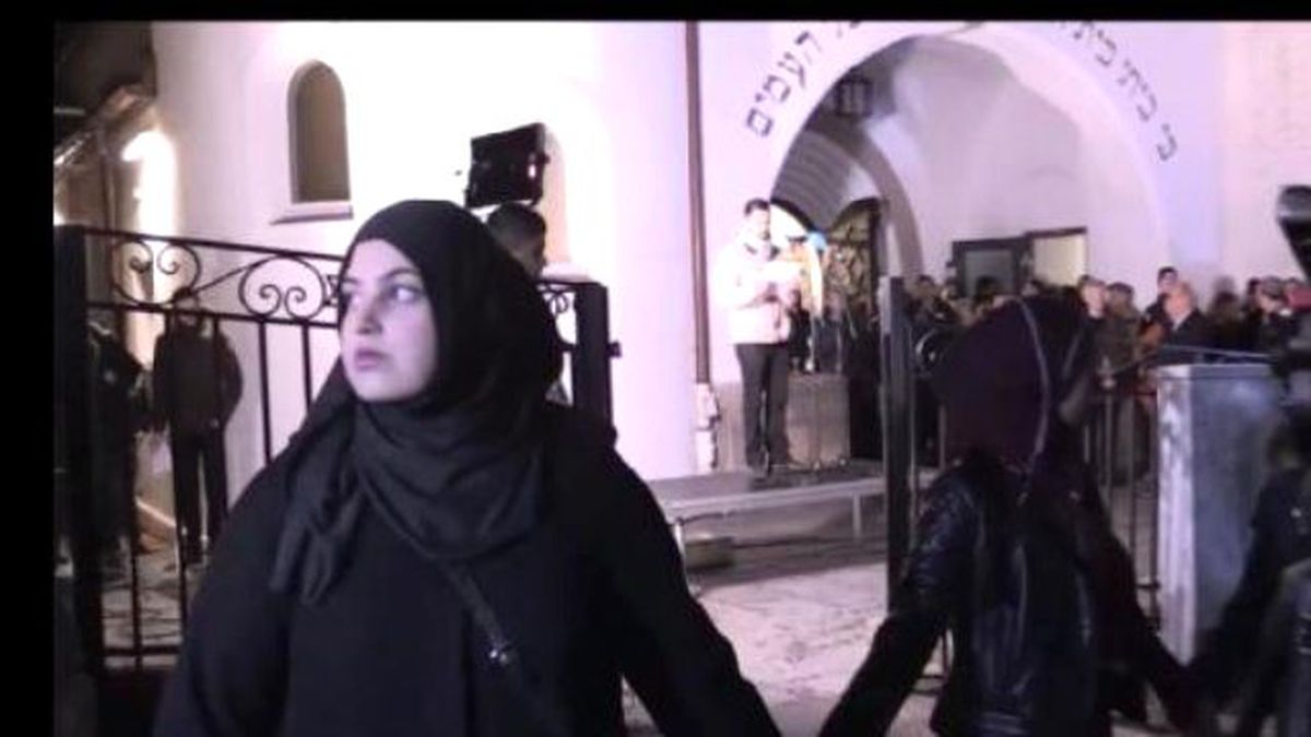 Müslümanlar Sinagog Çevresinde El Ele Daire Oluşturdu