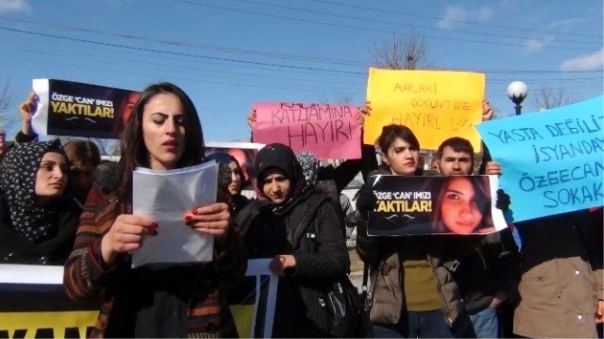 Öğrenciler Kadın Cinayetlerini Protesto Etti