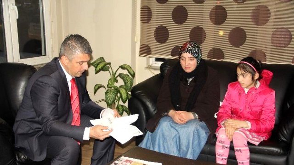 Op. Dr. Ovalıoğlu, İremnur Yataz\'ı Ziyaret Etti