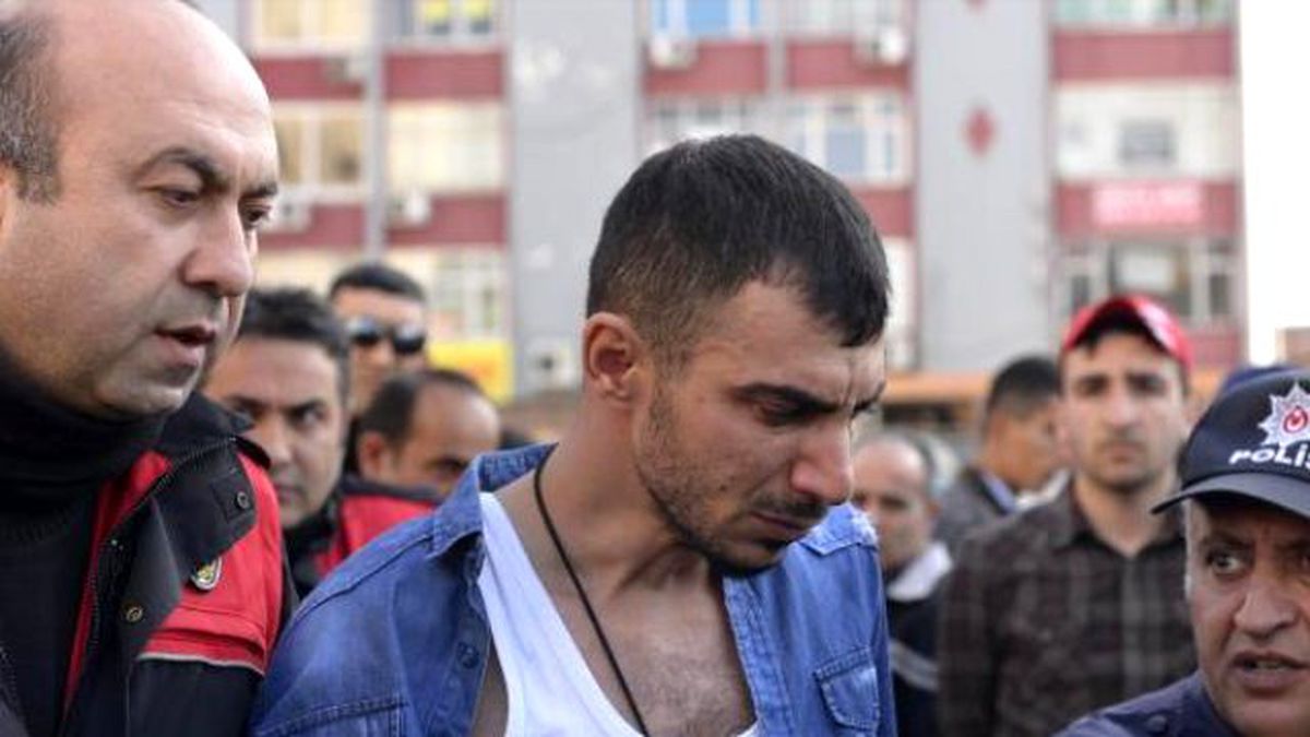 Özgecan İçin Kolunu Dağladı