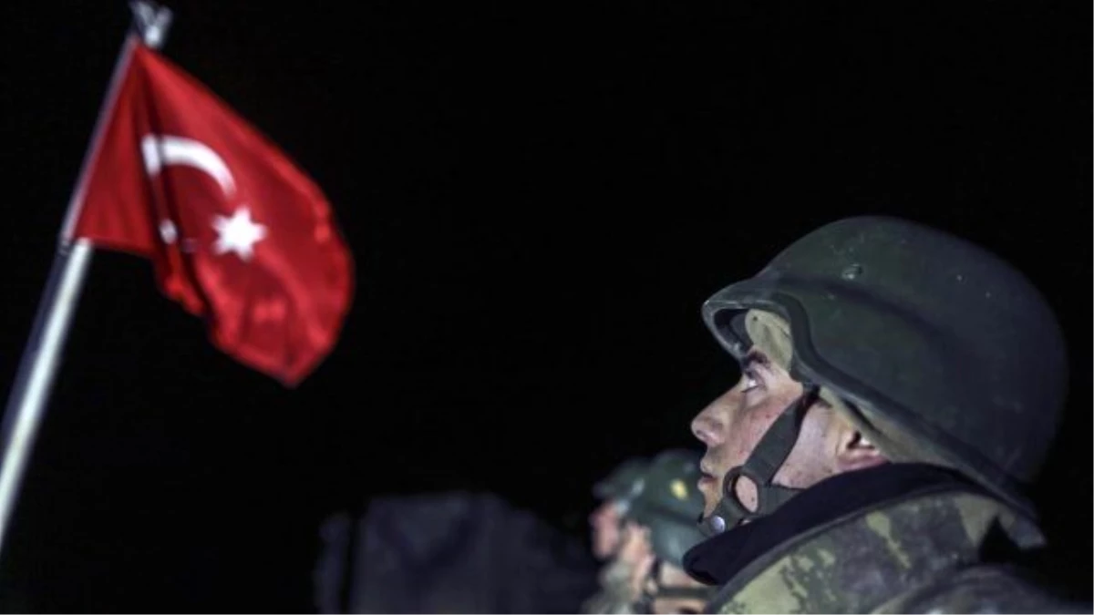 "Şah Fırat Operasyonu"nda Türk Bayrağı İnmeden Yerine Yenisi Dikildi