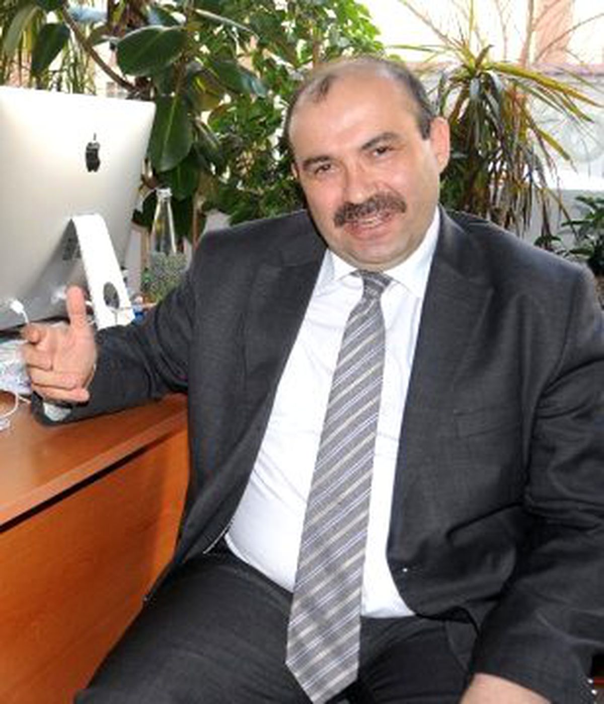 Ustaoğlu Hizmet İçin Aday Adayı