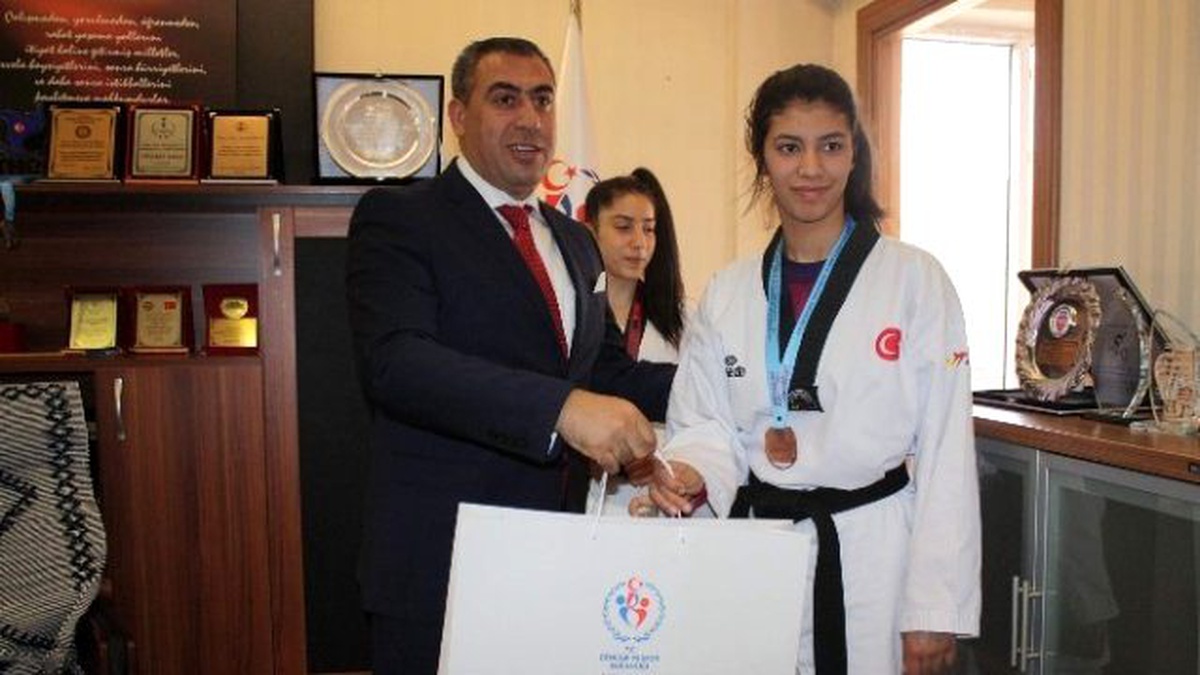 Avrupa Şampiyonu Tekvandoculardan, Gençlik ve Spor İl Müdürü Şiran\'a Ziyaret