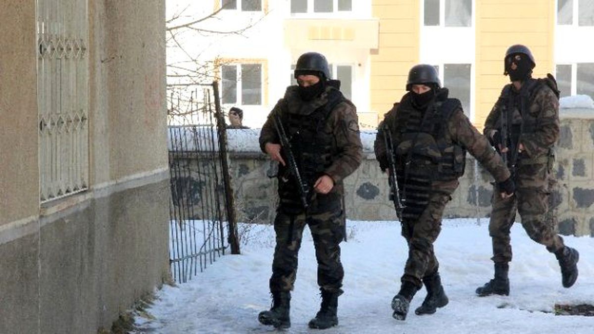 Babasını Baltayla Yaralayan Şahıs Kendini Eve Kapattı