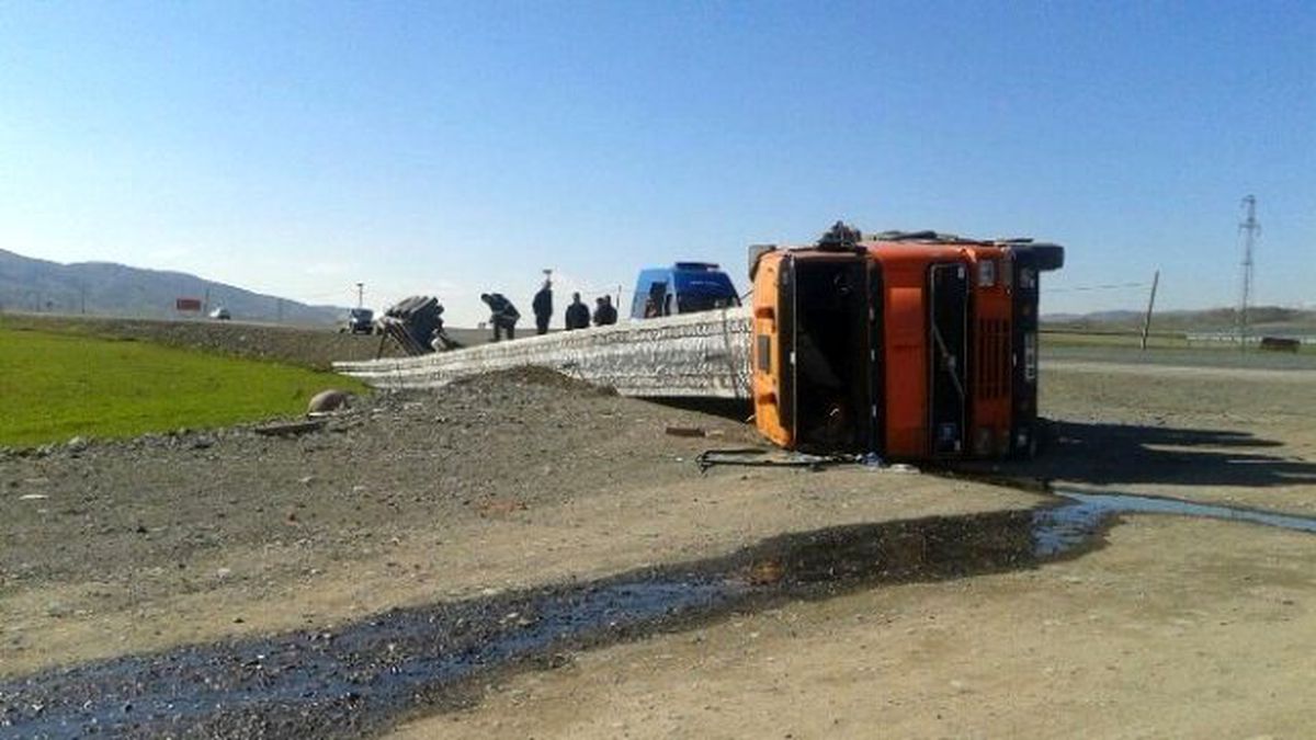 Beton Kolon Yüklü Tır Devrildi