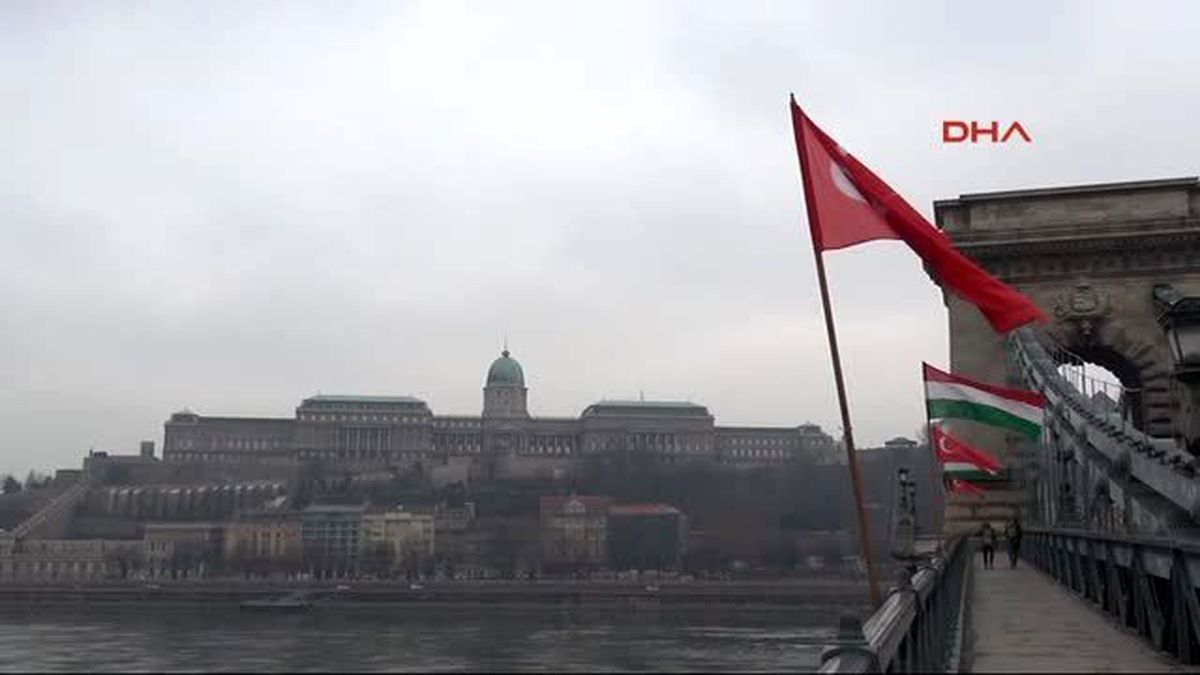 Budapeşte Tuna Nehri Üzerinde Türk Bayrakları