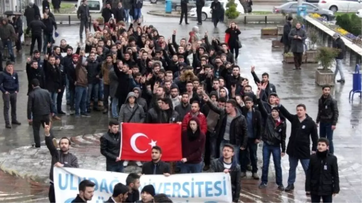 Bursa\'da Ülkücü Gençler Yağmur Altında Fırat İçin Yürüdü