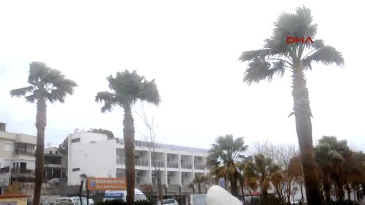 Didim\'de Dev Dalgalar Kıyıyı Dövdü