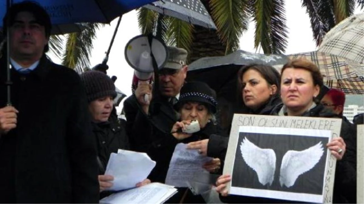 Foça\'da Yağmur Altında Özgecan Protestosu