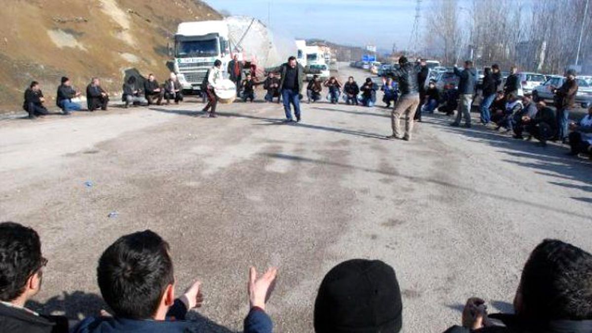 Grevdeki Ağaç Fabrikası İşçileri Yol Kapattı