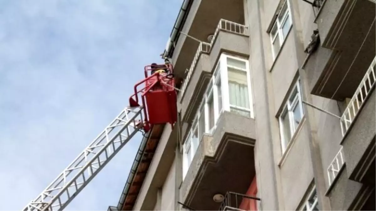 İtfaiye Ekipleri Buz Sarkıtlarını Temizledi