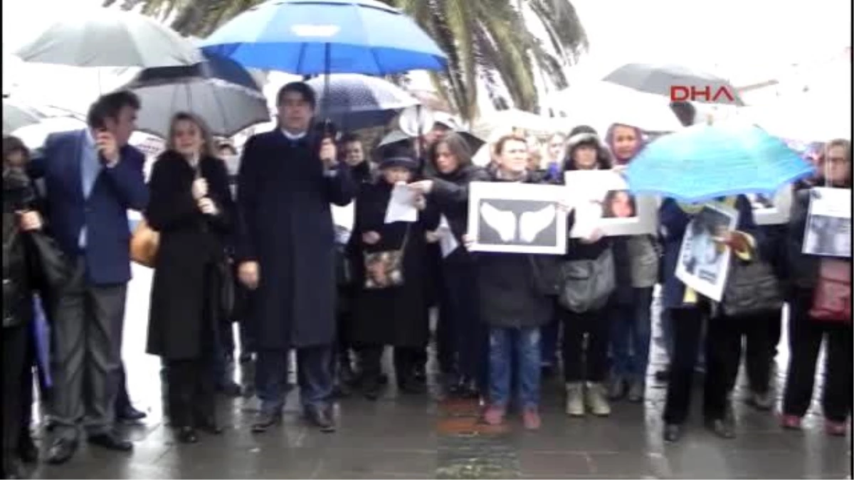 İzmir Foça\'da Yağmur Altında Özgecan Protestosu
