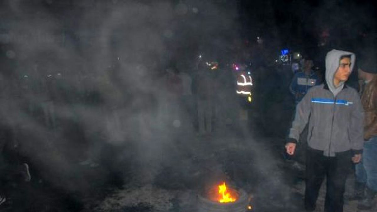 Lastik Yakıp Elektrik Kesintilerini Protesto Ettiler
