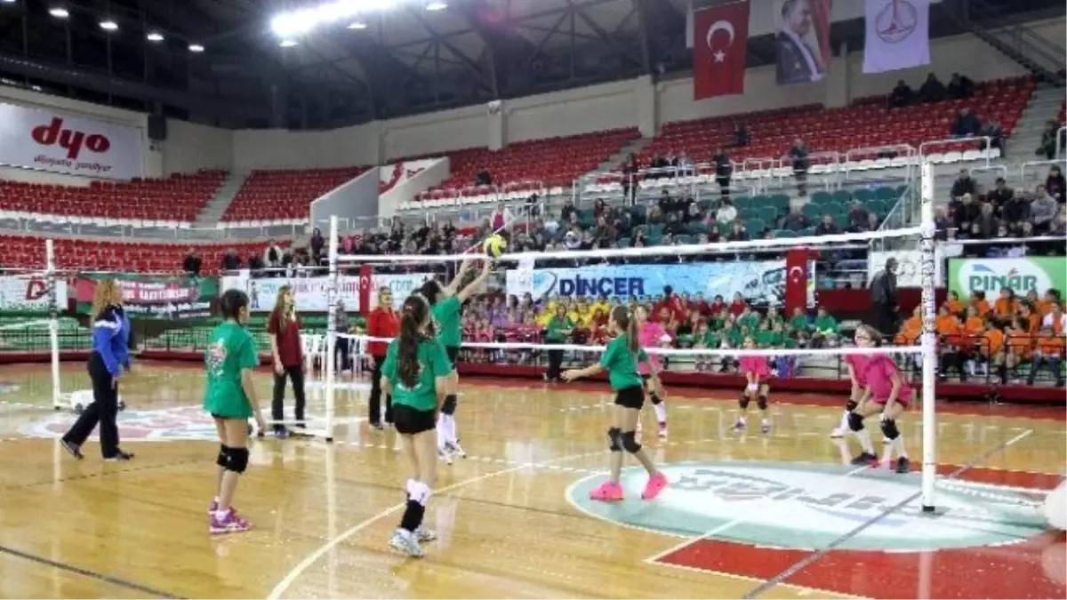 Minik Voleybolcular Şenlikte Buluştu