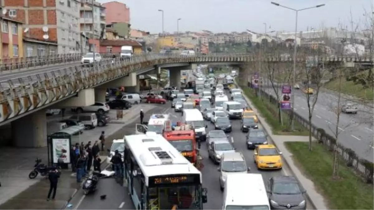 Otobüse Arkadan Çarpan Kamyonetin Sürücüsü Araçta Sıkıştı