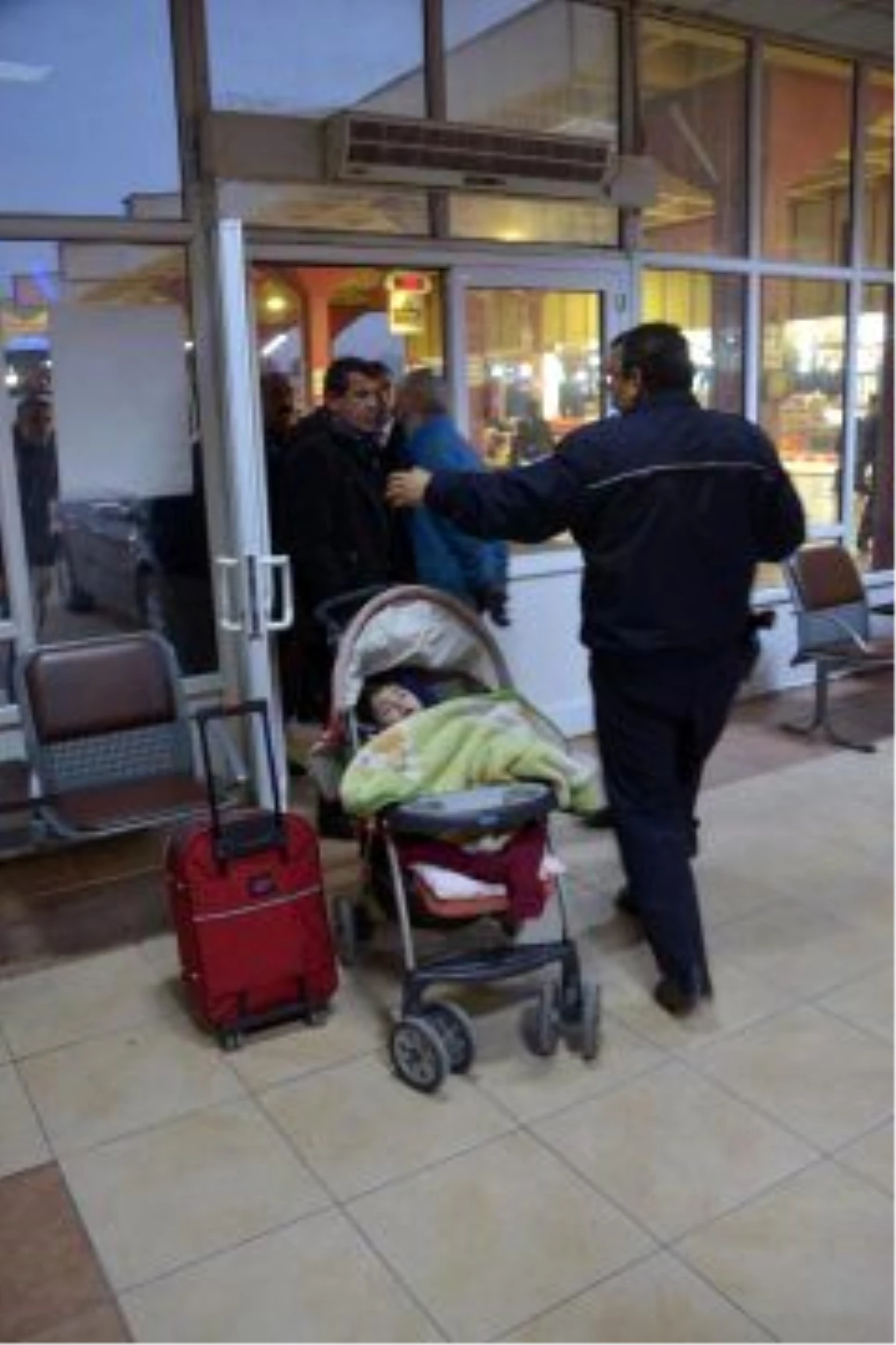 Otogara Terk Edilen Erkek Çocuğuna Polis Sahip Çıktı