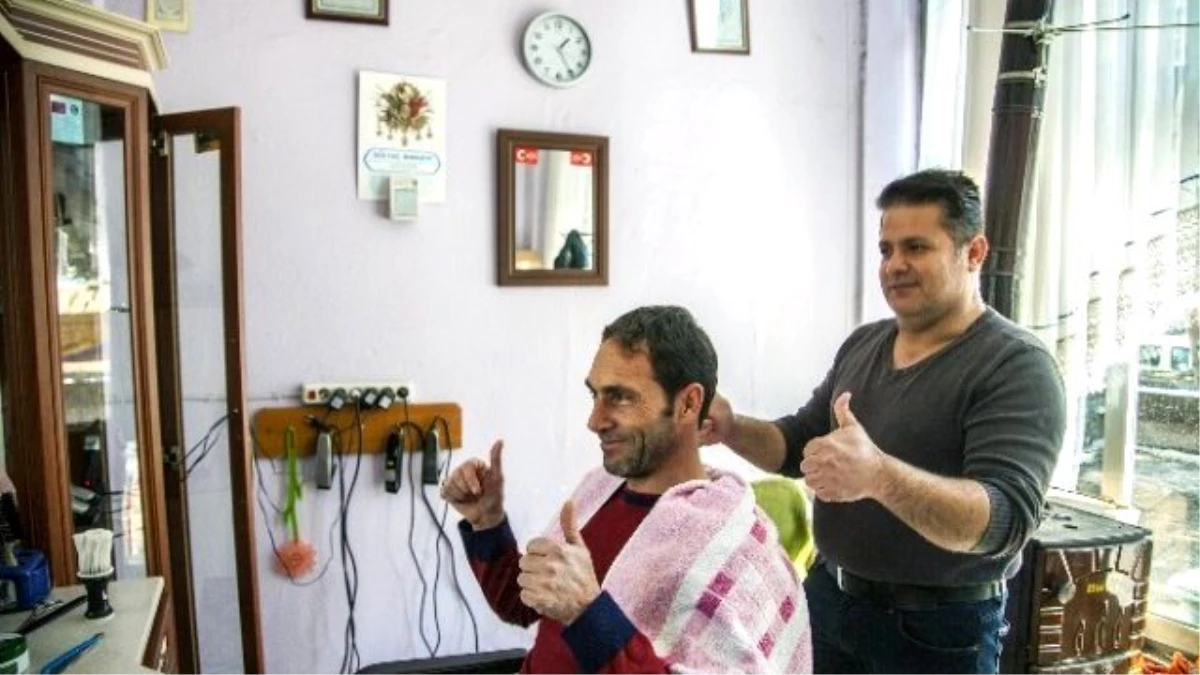 Bitlis\'te 10 Yıldır İşaret Diliyle Tıraş Yapıyor