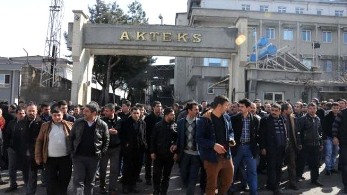 Paralarını Alamayan Fabrika İşçileri Yol Kapattı