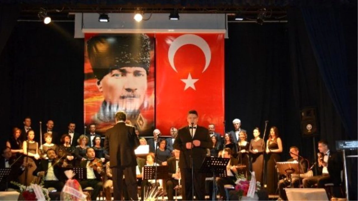 Sanatçı Gökhan Sezen\'e Konserde Doğum Günü Sürprizi