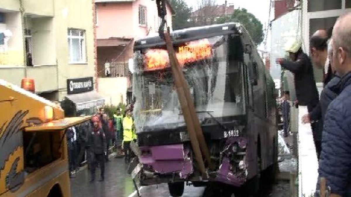Sarıyer\'de Kazanın Olduğu Cadde 4 Saat Sonra Trafiğe Açıldı