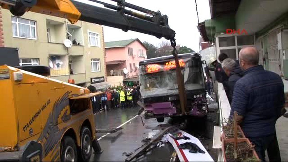 Sarıyer'de Kazanın Olduğu Cadde 4 Saat Sonra Trafiğe Açıldı