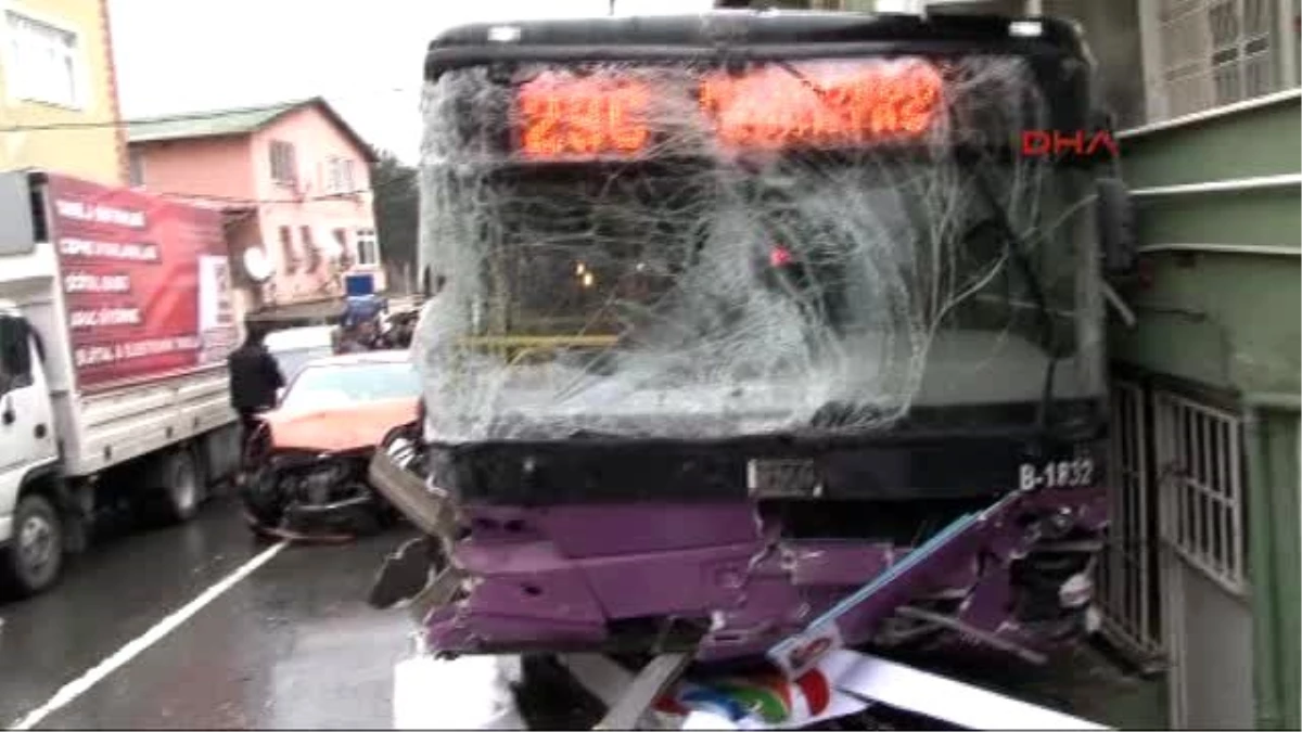 Sarıyer\'de Otobüs, Otomobille Kafa Kafaya Çarpıştı: 2 Ölü