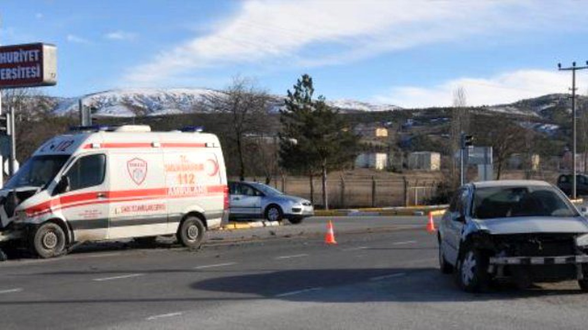 Sivas\'ta Ambulans Otomobille Çarpıştı: 1 Yaralı