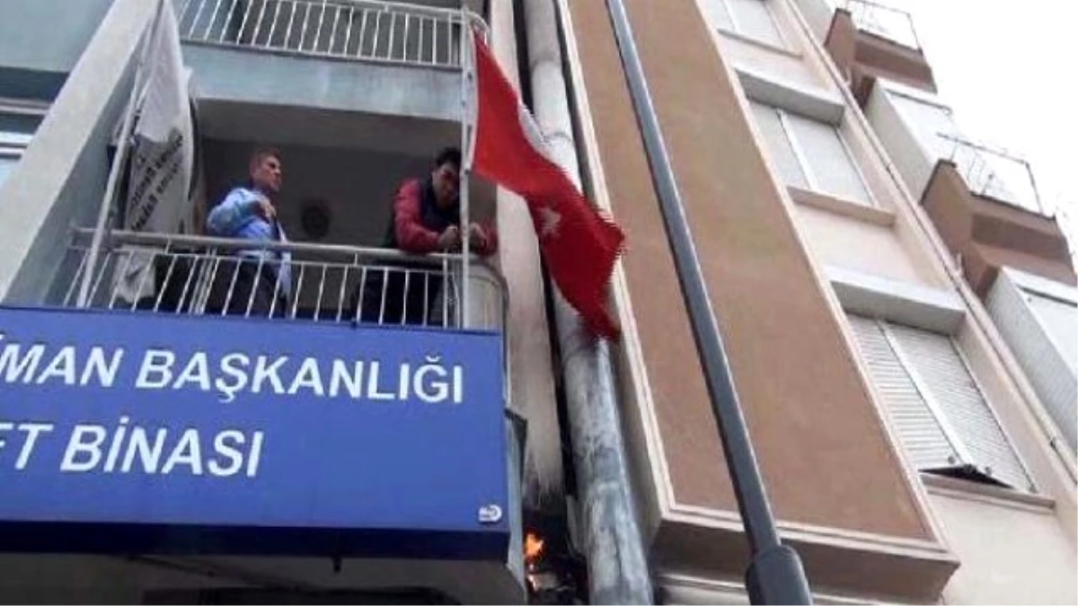 Türk Bayrağını Yanmaktan Son Anda Kurtardılar