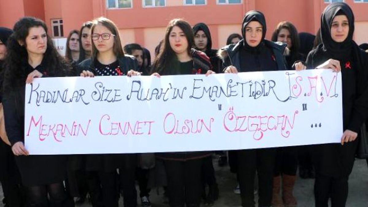 Üniversiteli Kızlar Siyah Giyip, Özgecan İçin Yürüdü