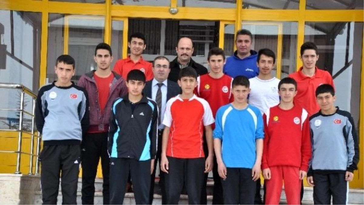 Ünlüer, Türkiye Kros Şampiyonasına Katılacak Atletleri Ziyaret Etti