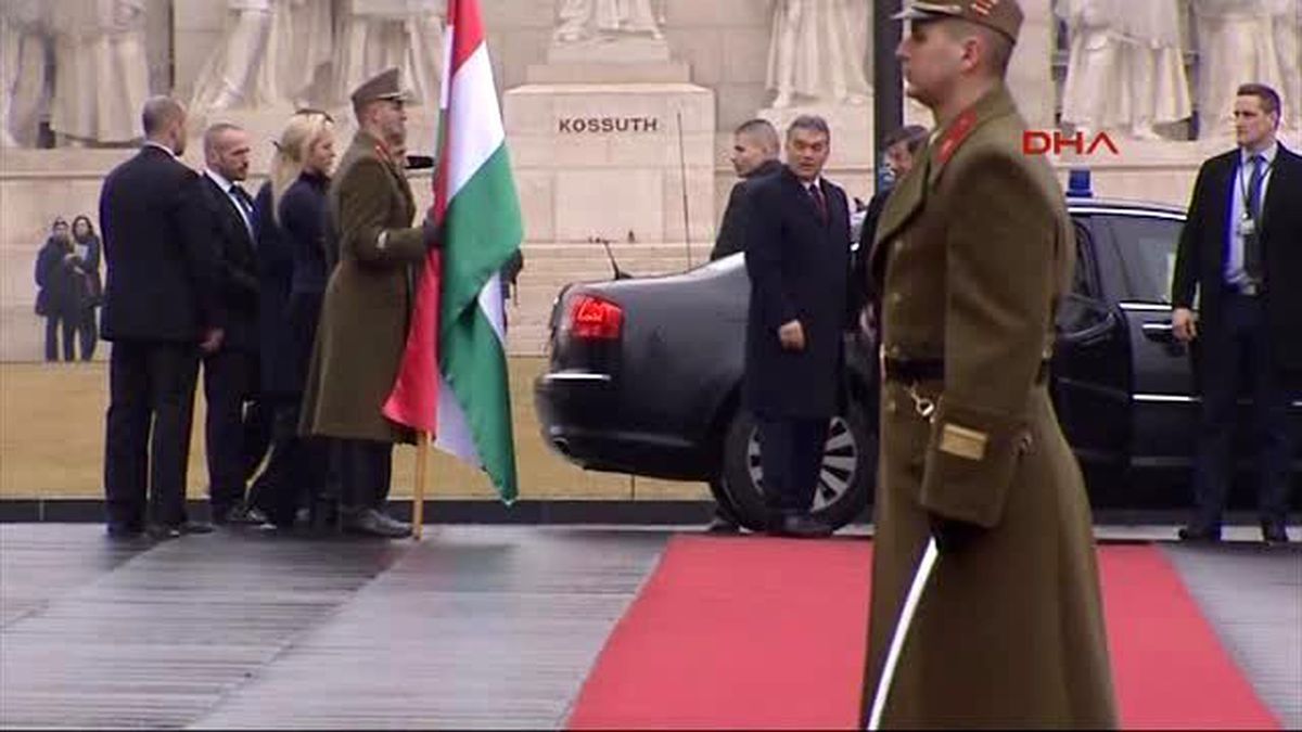 1başbakan Davutoğlu, Macaristan\'da Resmi Törenle Karşılandı