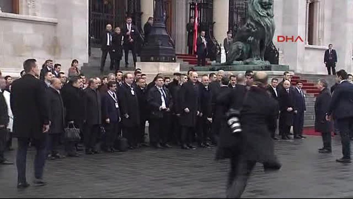 2başbakan Davutoğlu, Macaristan\'da Resmi Törenle Karşılandı