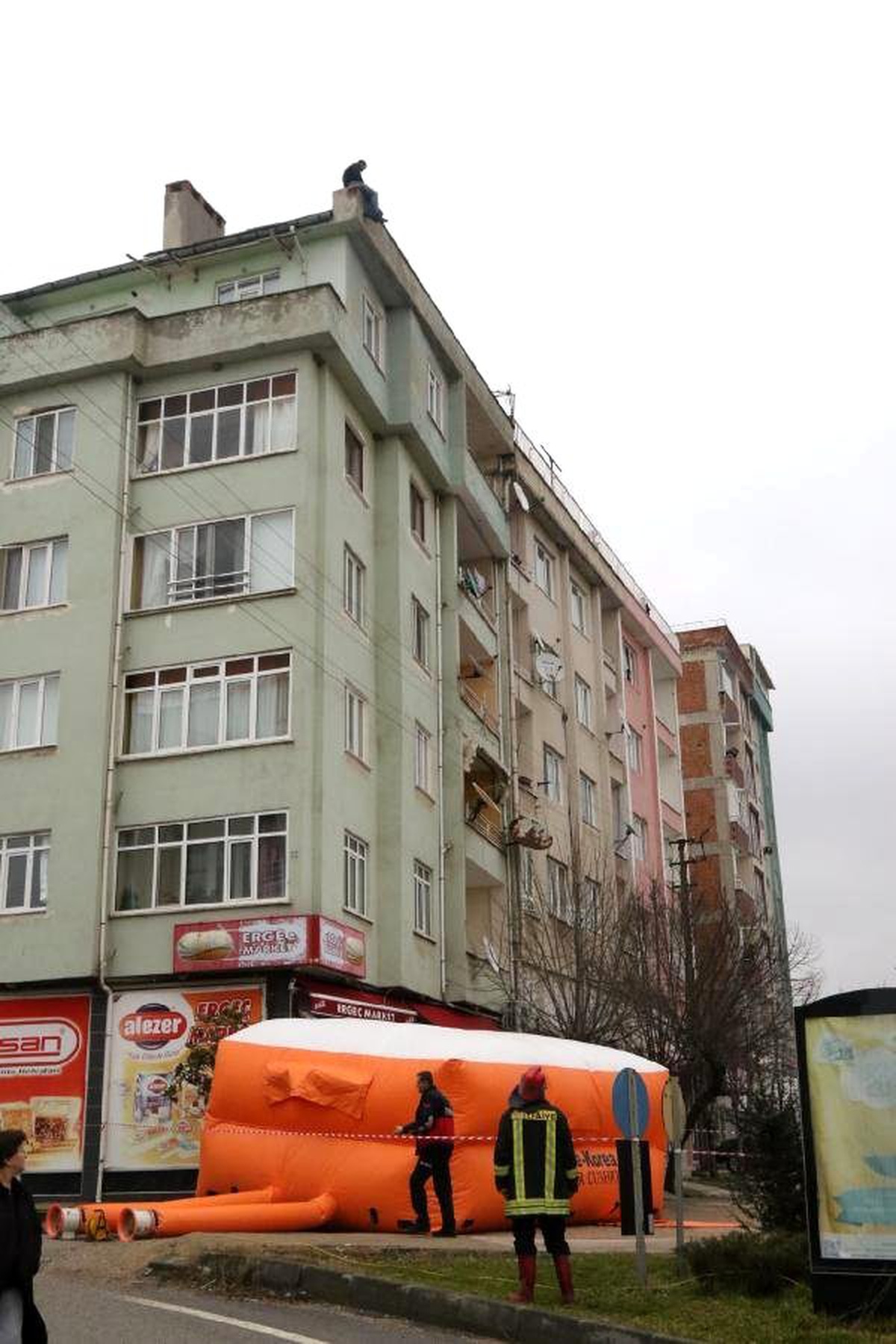 5\'inci Kattan Atladı, Hava Yatağı Hayatını Kurtardı