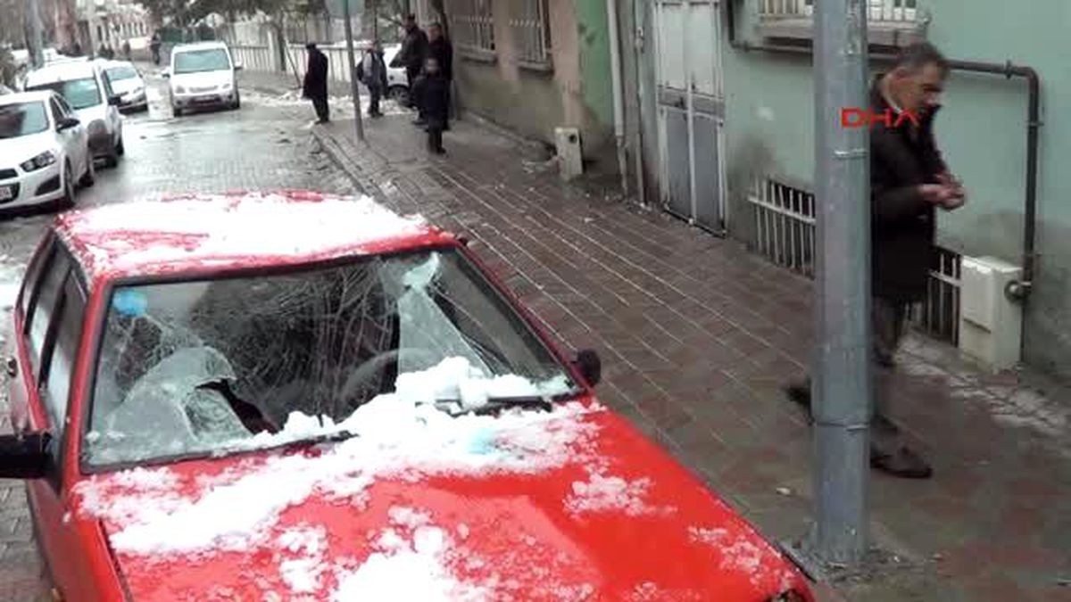 A.karahisar - Üzerine Kar Kütlesi Düşen Otomobil Hasar Gördü