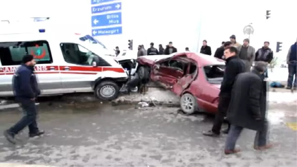 Ağrı\'da Ambulansla Otomobil Çarpıştı: 5 Yaralı