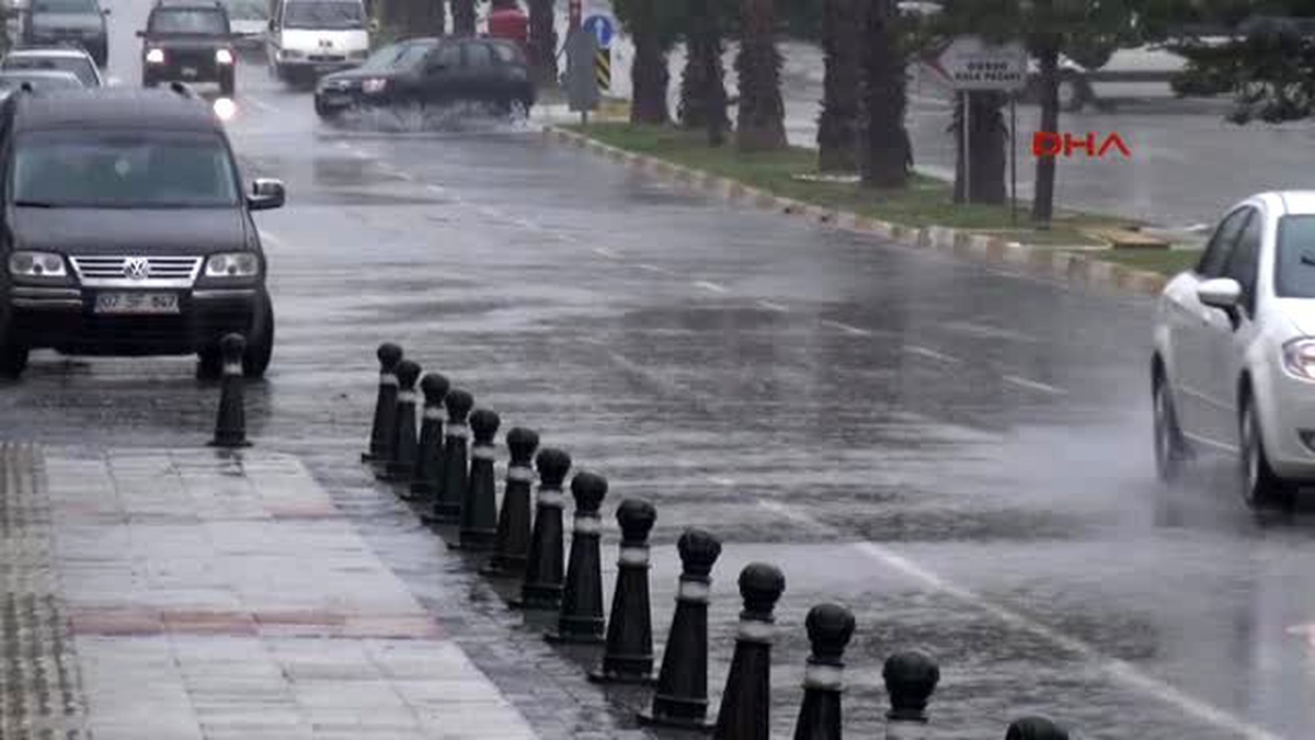 Antalya Yağmur Antalya\'da Hayatı Olumsuz Etkiliyor