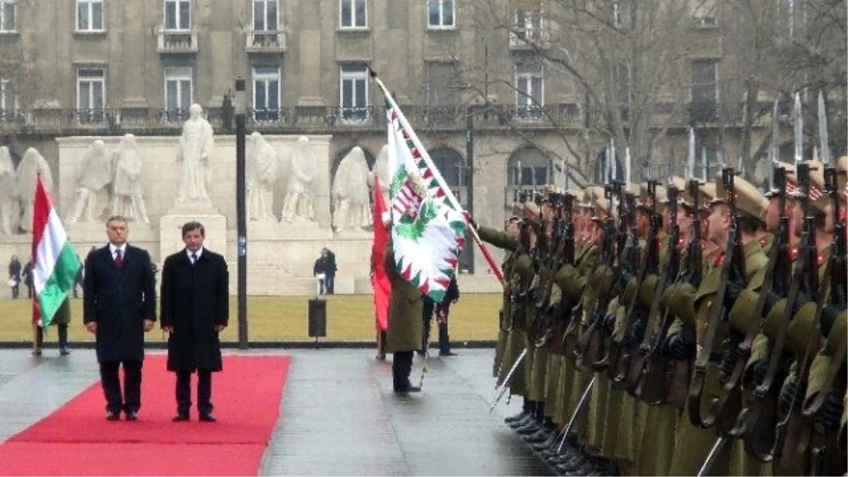 Başbakan Davutoğlu, Macaristan\'da Resmi Törenle Karşılandı