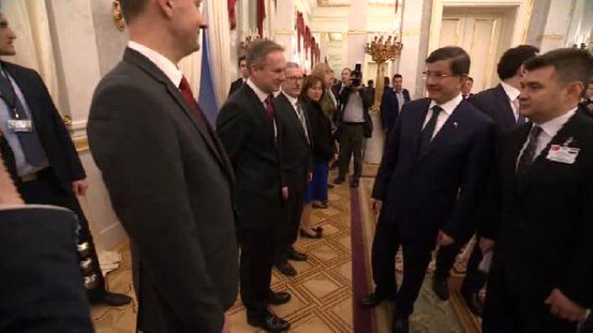 Başbakan Davutoğlu\'ndan Orgeneral Özel\'e Baş Sağlığı Telefonu
