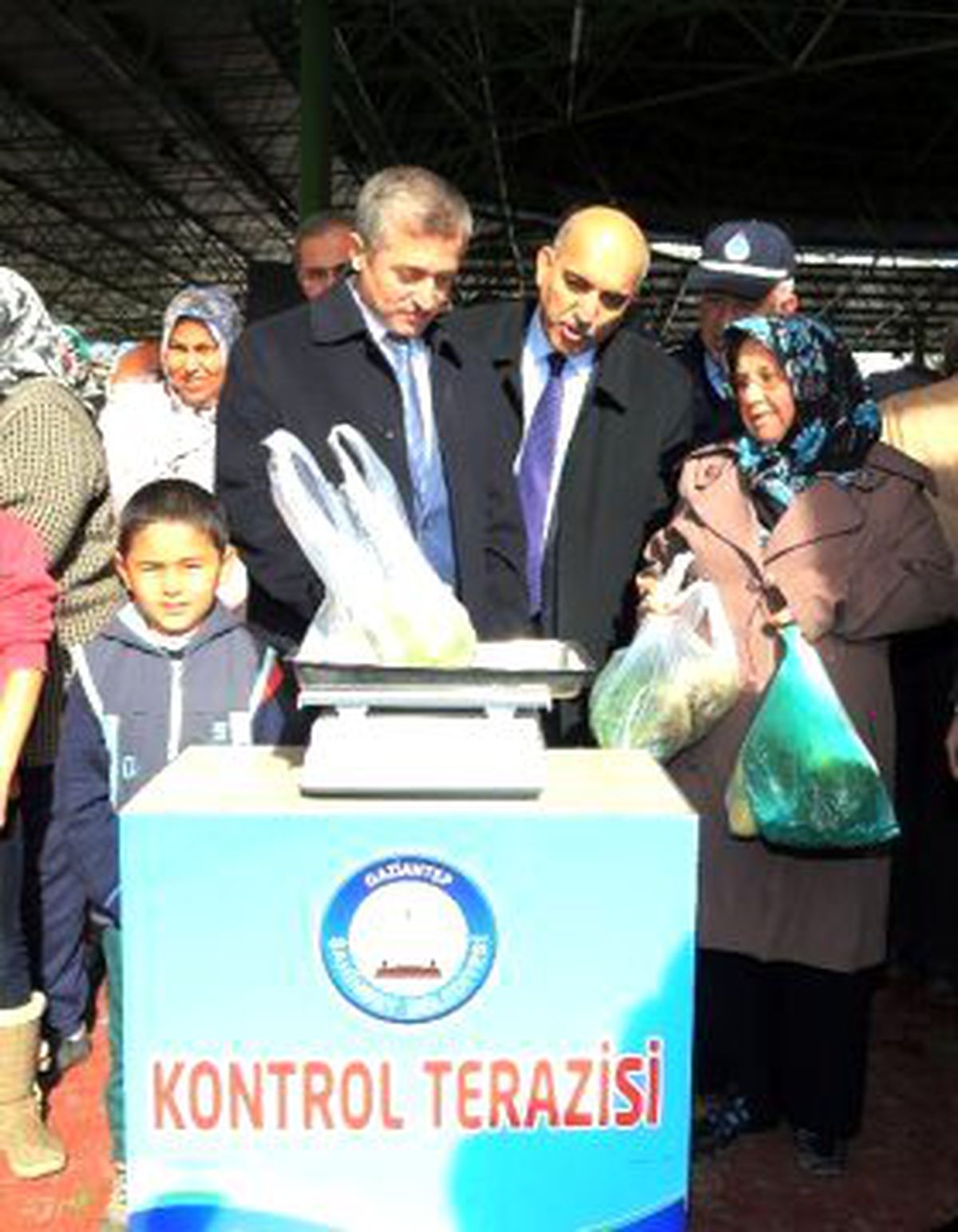 Başkan Tahmazoğlu Semt Pazarında İncelemelerde Bulundu