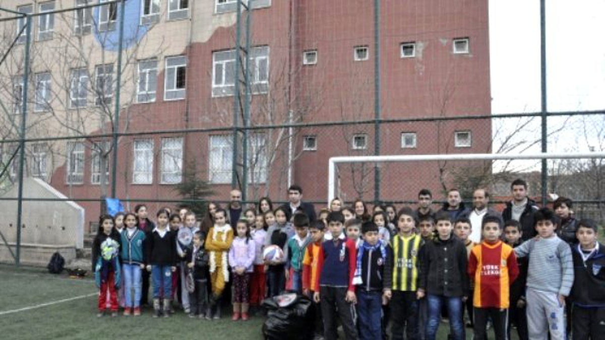 Batman Belediyesinden Öğrencilere Spor Malzemesi Yardımı